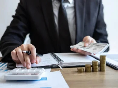 Cash vs accrual accounting comparison showing when revenue and expenses are recorded