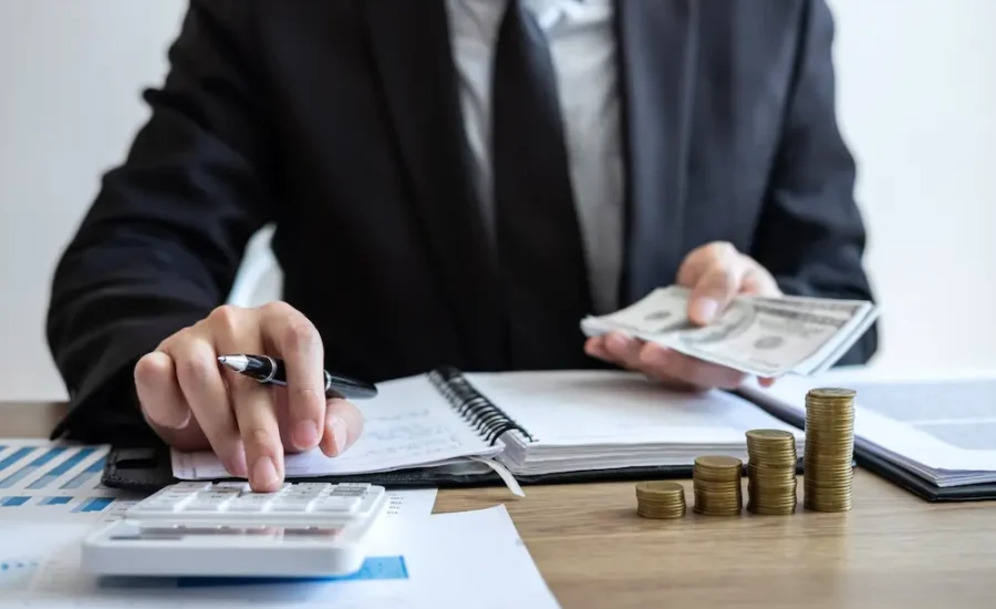 Cash vs accrual accounting comparison showing when revenue and expenses are recorded